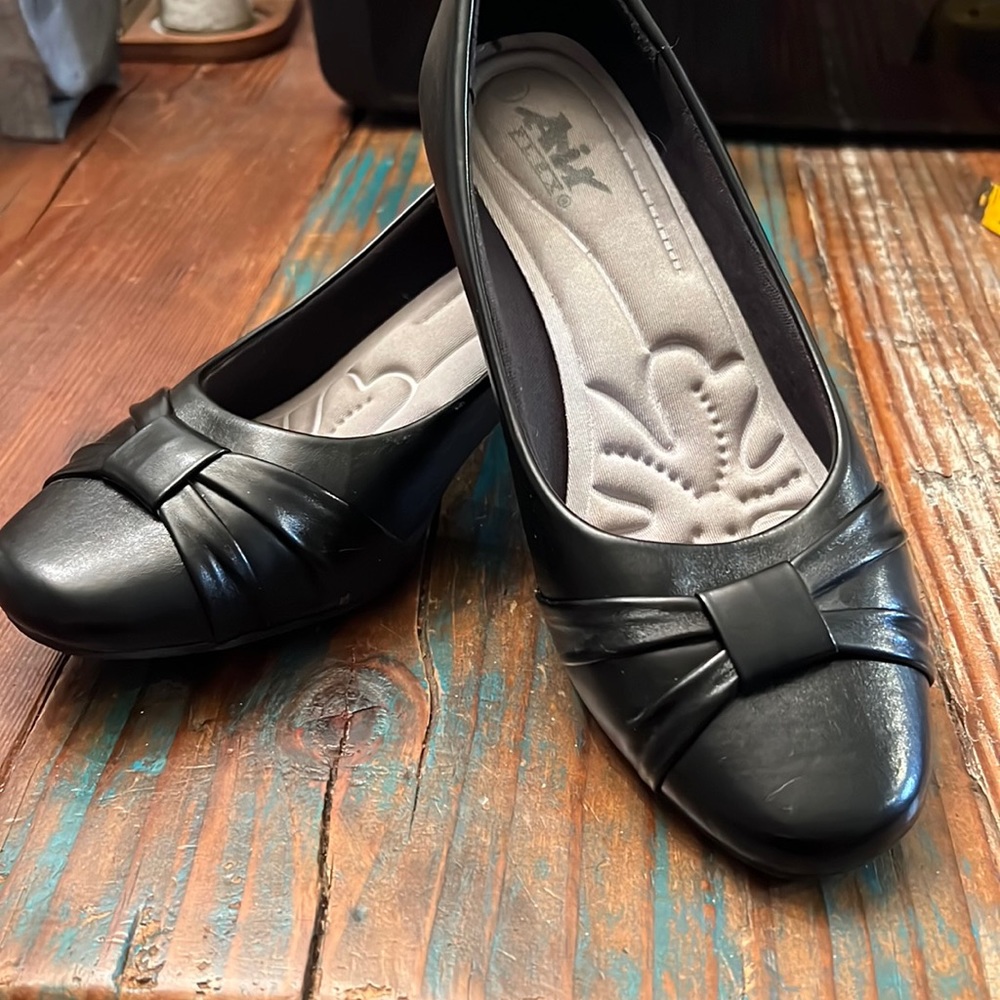 9 1/2 wide black air flex heels
